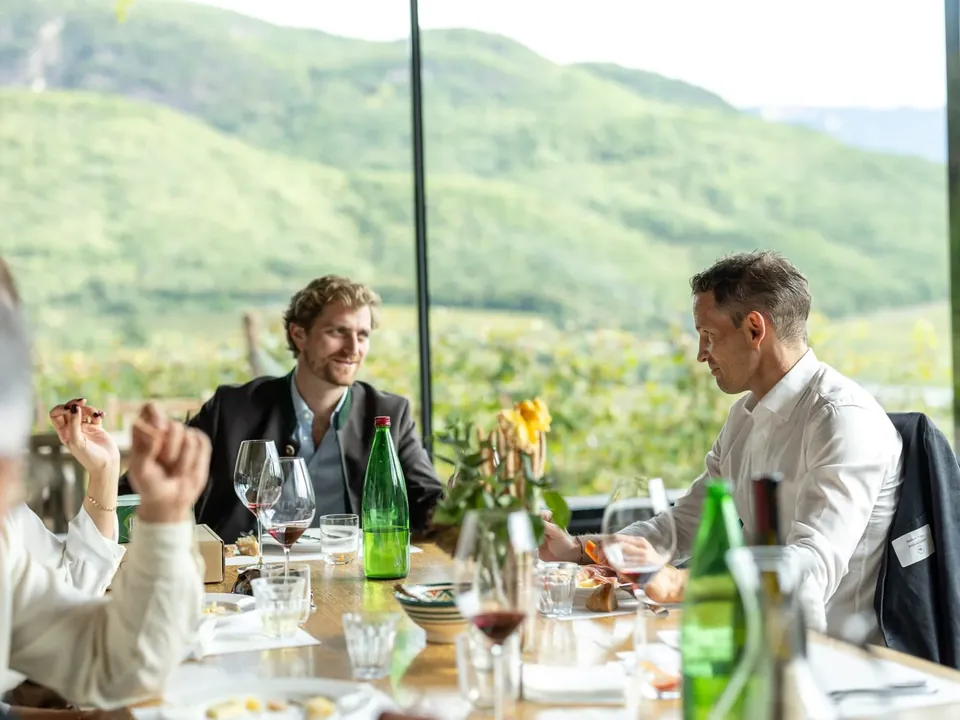 Weinverkostung beim Leaders Insights auf dem Weingut Manincor